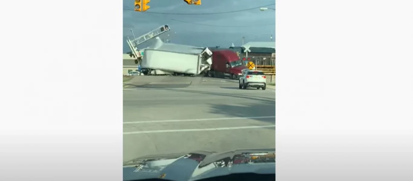 Δείτε τη στιγμή που τρένο συγκρούεται με φορτηγό σταματημένο επάνω στις ράγες (βίντεο)